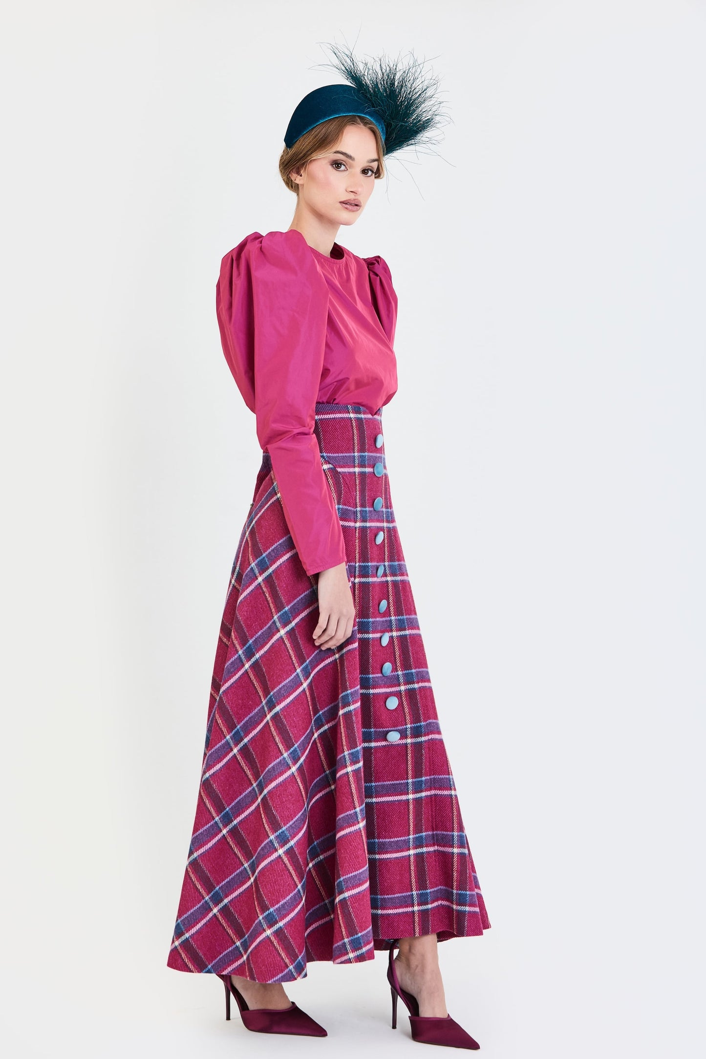 Conjunto de invitada de la colección Otoño Invierno 2025-2026 de Zinnia Brand con blusa en tono fucsia de mangas abullonadas y falda midi de cuadros en tonos fucsia y azul. Un diseño sofisticado y femenino que combina elegancia contemporánea y estilo para eventos especiales.

