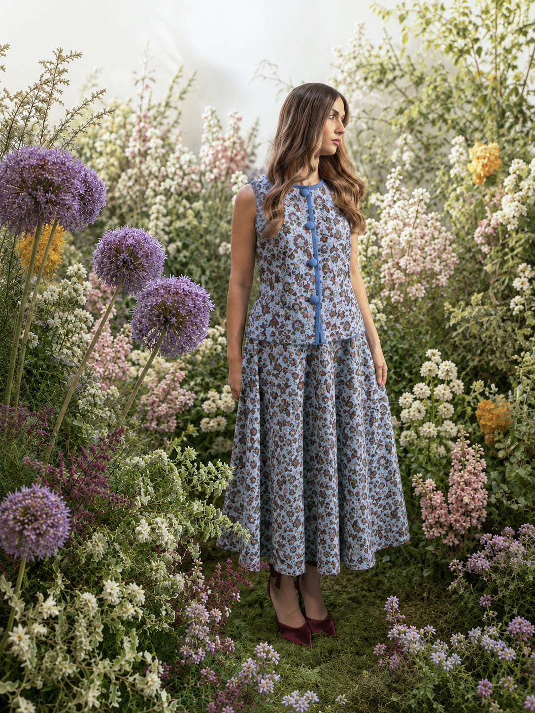 Conjunto de invitada de la colección Florescencia Primavera Verano 2026 de Zinnia Studio con chaleco estructurado en tejido de algodón en azul celeste con flores orientales. Look elegante para bodas con diseño exclusivo y estilo sofisticado