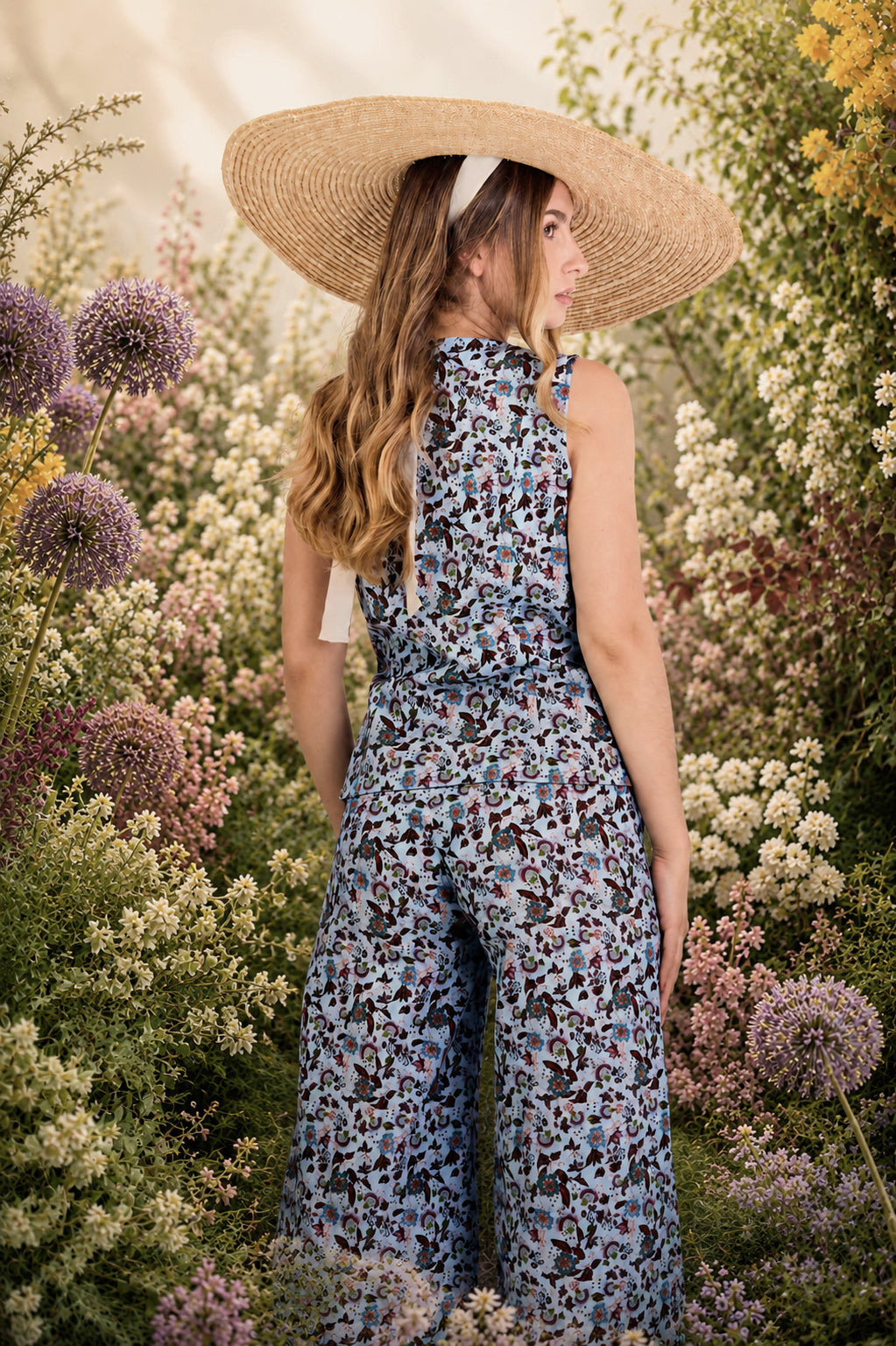 Conjunto de invitada de la colección Florescencia Primavera Verano 2026 de Zinnia Studio con chaleco estructurado en tejido de algodón en azul celeste con flores orientales. Look elegante para bodas con diseño exclusivo y estilo sofisticado