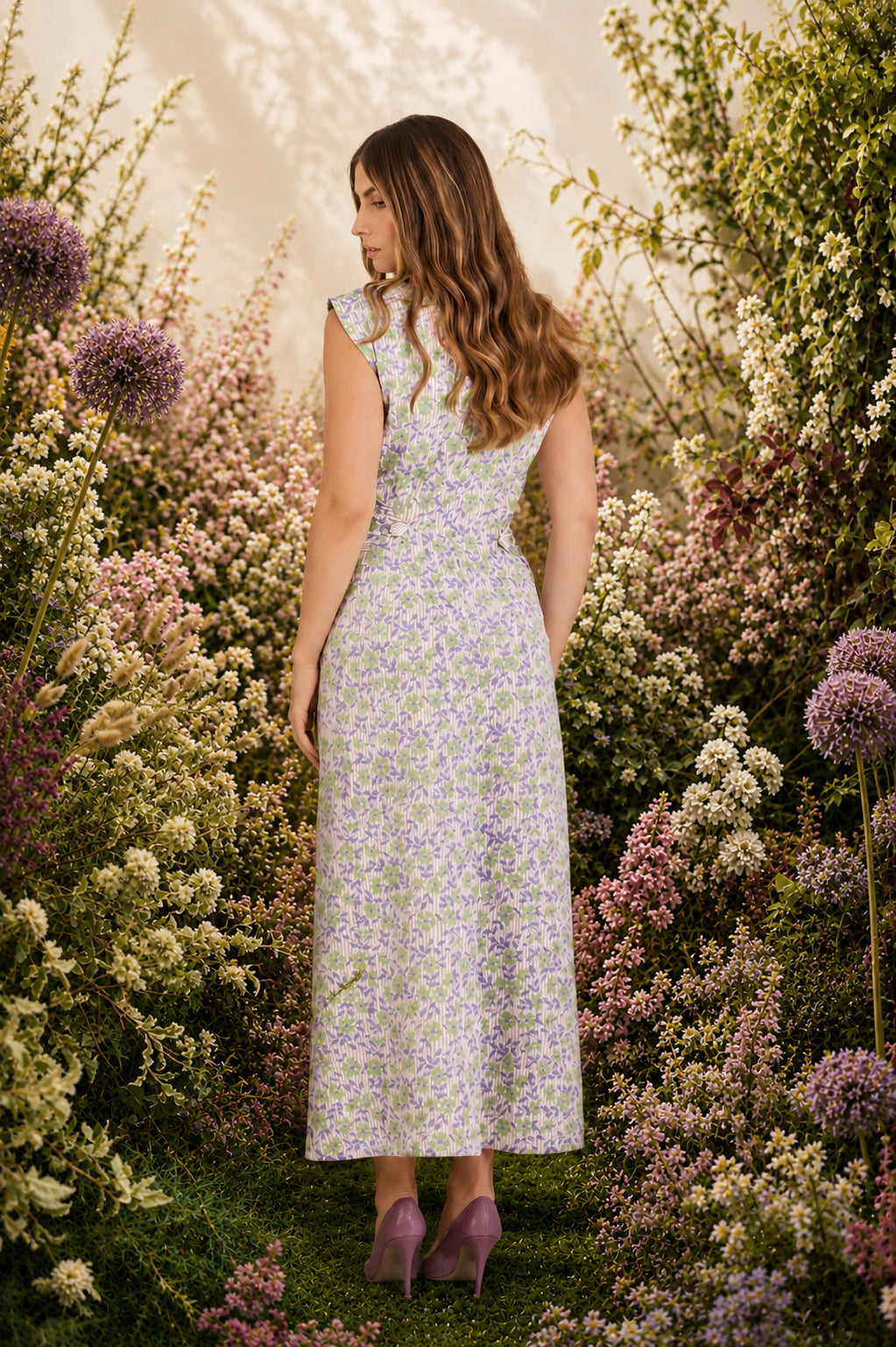 Vestido de invitada de la colección Florescencia Primavera Verano 2026 de Zinnia Studio en algodón con estampado floral en tonos lima y lavanda. Diseño midi con escote delantero, diseñado para bodas y eventos.