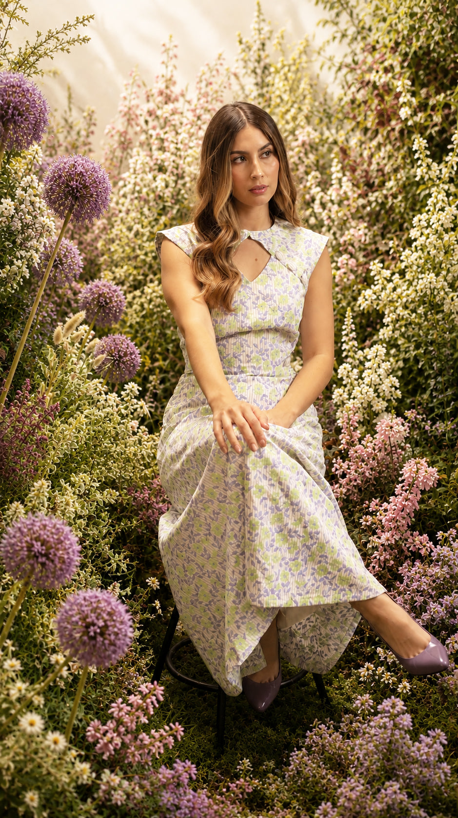 Vestido de invitada de la colección Florescencia Primavera Verano 2026 de Zinnia Studio en algodón con estampado floral en tonos lima y lavanda. Diseño midi con escote delantero, diseñado para bodas y eventos.