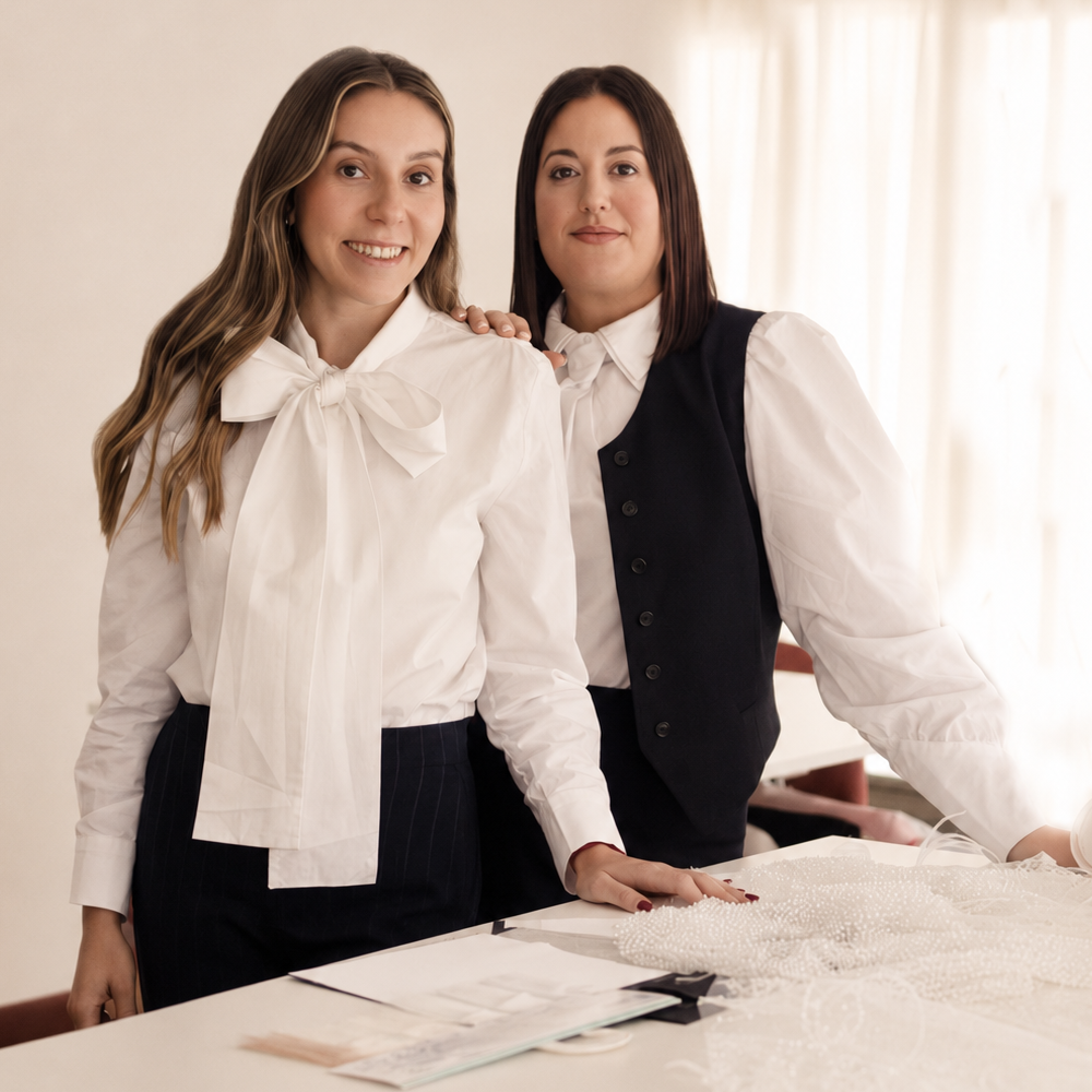 Fundadoras y diseñadoras de Zinnia Brand en su atelier de confección a medida trabajando entre tejidos y detalles artesanales. Una imagen que refleja creatividad, diseño personalizado y la esencia de una marca especializada en vestidos de novia e invitada contemporáneos.